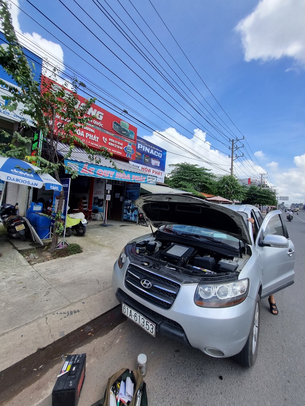 Hình ảnh thực tế khách hàng ghé thay bình ắc quy cho xe Hyundai Santafe máy dầu đời 2017 tại Thuận An
